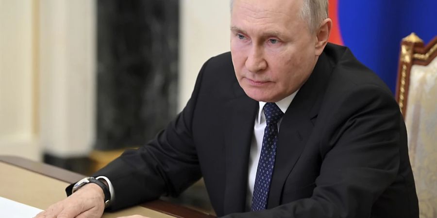 Das von der staatlichen russischen Nachrichtenagentur Sputnik via AP veröffentlichte Bild zeigt Wladimir Putin, Präsident von Russland, der im Kreml an einer Videokonferenz zur Lage im Gebiet der Krim-Brücke teilnimmt. Foto: Alexander Kazakov/Pool Sputnik Kremlin/AP/dpa