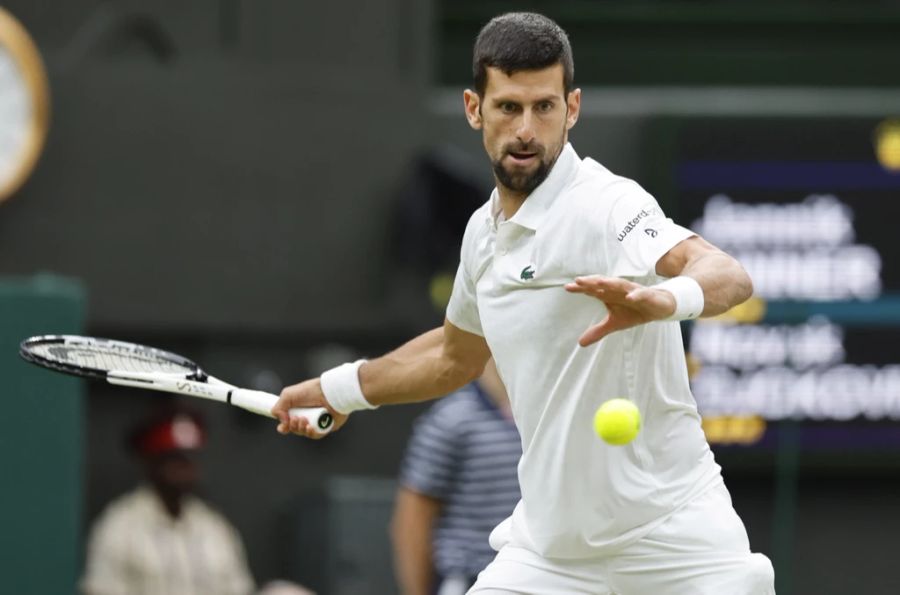 Novak Djokovic im Spiel gegen Janik Sinner bei Wimbledon.