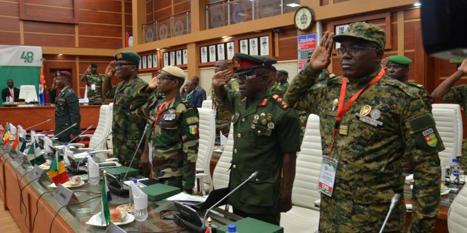Die Generalstabschefs der ECOWAS-Länder salutieren zu Beginn der außerordentlichen Sitzung des ECOWAS-Ausschusses der Generalstabschefs zur politischen Lage in der Republik Niger. ECOWAS Chief of Defence meeting