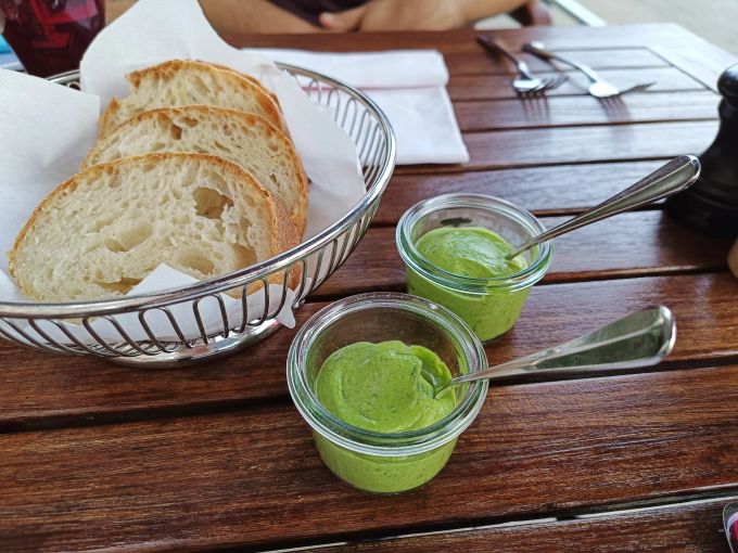 Ricottacreme mit hausgemachtem Brot aus der Trattoria. Brasserie Freilager