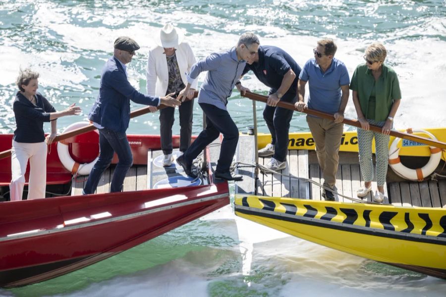 Bundesrat Alain Berset, zweiter links, hilft Bundespräsident Ignazio Cassis, Mitte, über das Boot, während der Bundesratsreise beim Schlössli Wörth in Neuhausen am Rheinfall SH, am 30. Juni 2022.