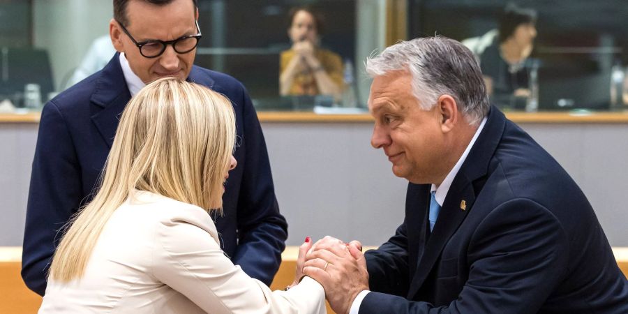 Ungarns Premier Viktor Orban (r.) zusammen mit Giorgia Meloni (l.), der Ministerpräsidentin von Italien, und Polens Premier Mateusz Morawiecki (hinten).