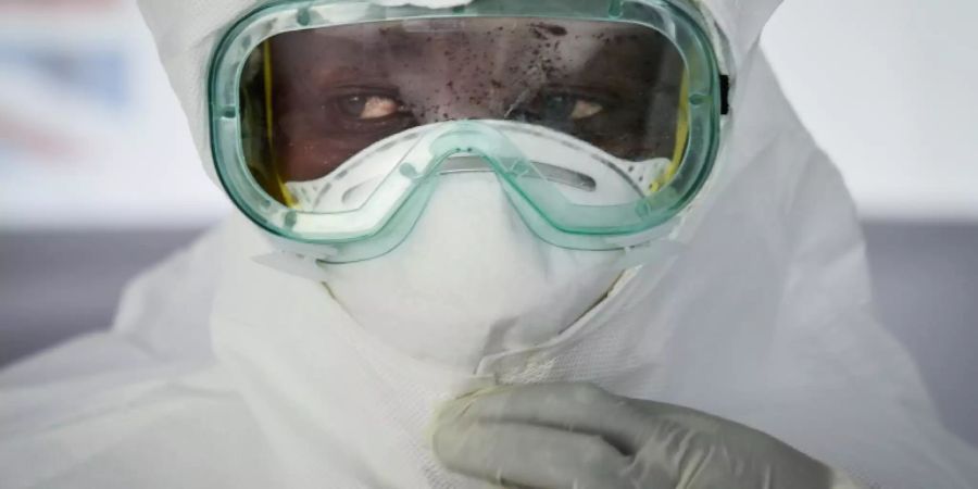 Medizinpersonal in Schutzkleidung gegen Ebola