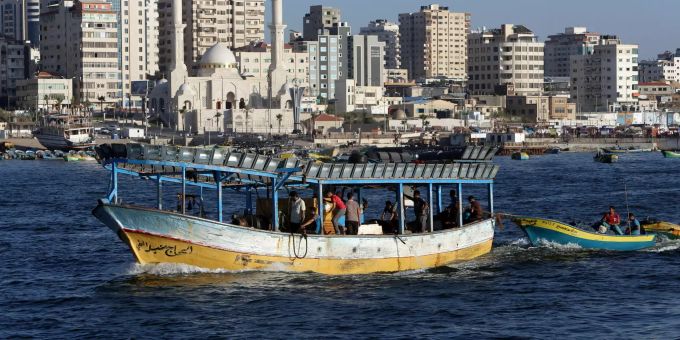 Ein Fischerboot fährt vor der Küste bei Gaza. Fischerboot im Gazastreifen