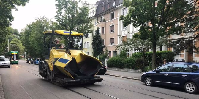 Asphaltiermaschine entwendet und Fahrzeuge beschädigt