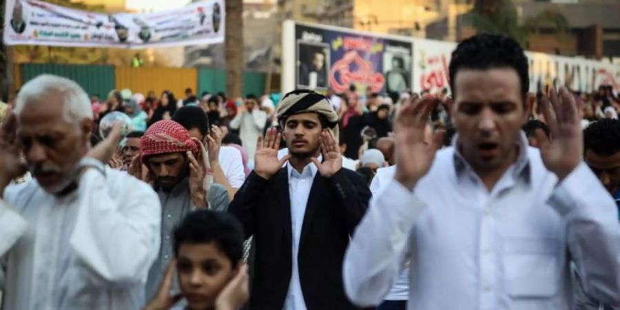 Am ersten Tag des Opferfests versammeln sich Muslime zu einem besonderen Gebet - so wie hier in Kairo. Foto: Gehad Hamdy