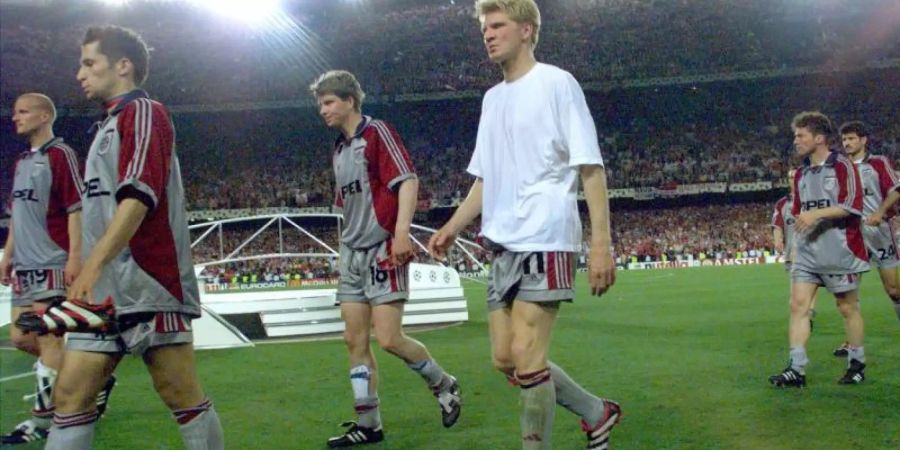 Die Spieler vom FC Bayern München verlassen am 26.05.1999 niedergeschlagen das Camp Nou-Stadion. Foto: K. Nietfeld/dpa/Archiv