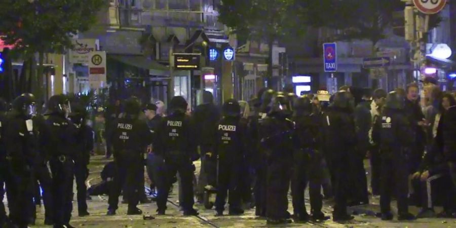 Polizisten lösen die Blockade im Steintor-Viertel auf. Foto: Andre van Elten/Nord-West-Media