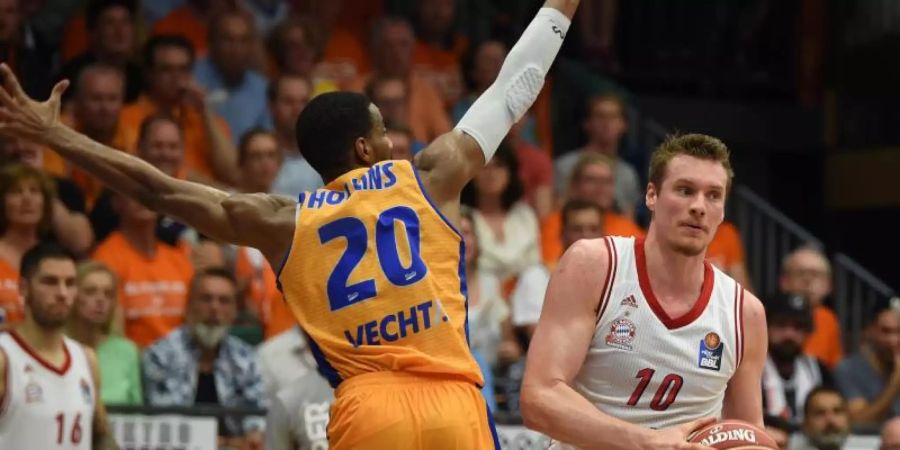 Vechtas Austin Hollins (l) versucht Leon Radosevic vom FC Bayern zu stören. Foto: Carmen Jaspersen