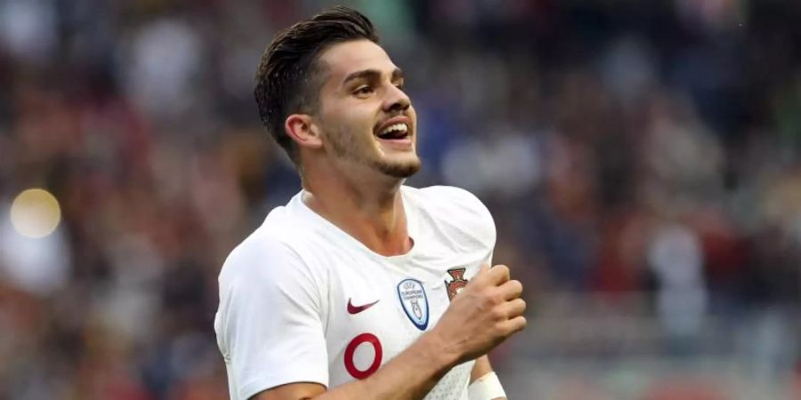 ...dafür geht Andre Silva den umgekehrten Weg.