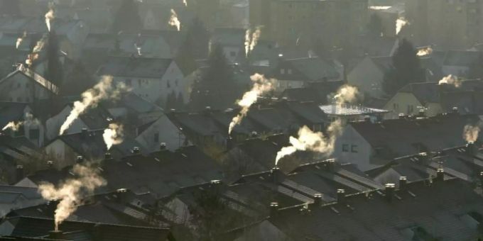 Auch für Hausbesitzer gelten die Zwischenziele. Somit müssen die Emissionen bis 2040 gegenüber 1990 um 82 Prozent gesenkt werden. (Symbolbild) Hausbesitzer