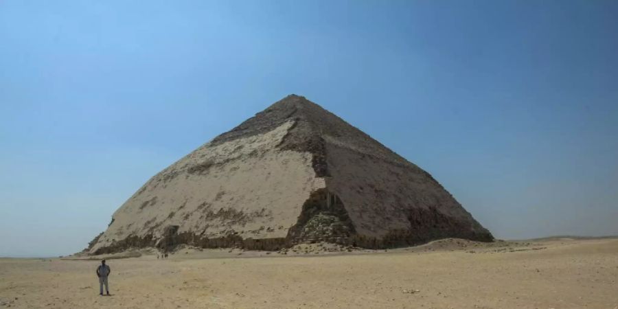 Knickpyramide von König Sneferu südlich von Kairo