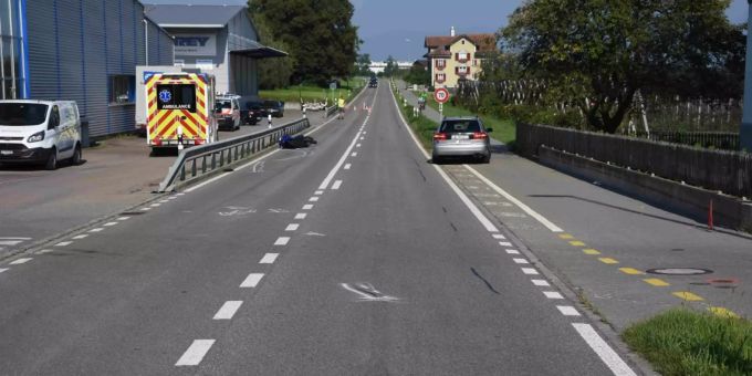 Ein 42-jähriger Motorradfahrer ist bei einer Kollision mit einem Auto unbestimmt verletzt worden. Motorradfahrer wurde verletzt.