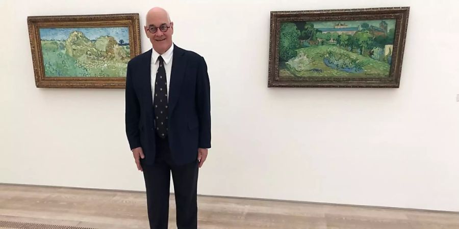 Ruedi Staechelin, Kopf des Rudolf Staechelin Family Trust, vor einem der bedeutendsten verbliebenen Werke seiner Sammlung: Van Goghs «Le jardin de Daubigny» (rechts), hier einem van Gogh aus der Sammlung Beyeler gegenübergestellt.