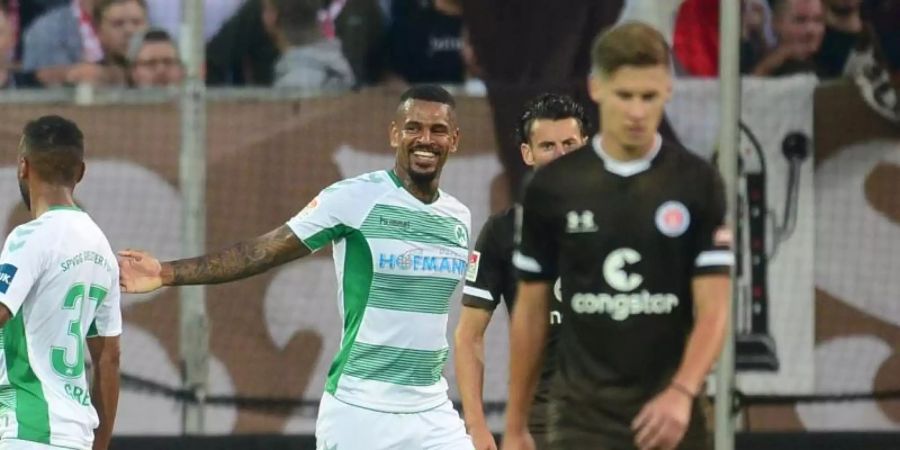 Fürths Daniel Keita-Ruel (M) jubelt nach seinem Treffer zum 0:2. Foto: Daniel Bockwoldt