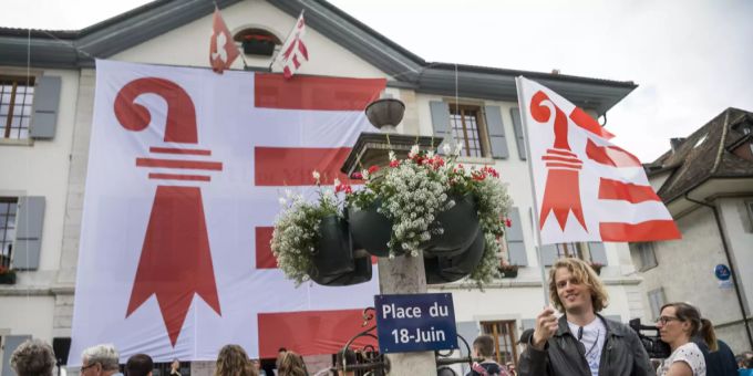 Auch der Gemeinderat von Moutier, der in diesem Gebäude tagt, gehört zu den Beschwerdeführern in Bern. (Archivbild) Moutier