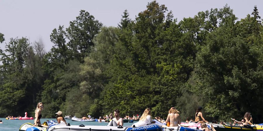 Das Schlauchbootfahren - hier auf der Aare zwischen Thun und Bern - wird immer beliebter. Nur trägt kaum jemand eine Rettungsweste. (Archivbild)