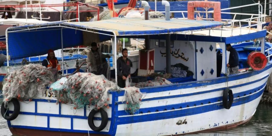 Tunesische Fischer im Hafen von Zarzis