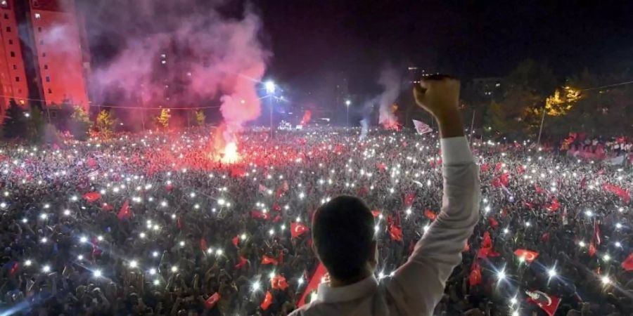 Wahlgewinner Ekrem Imamoglu winkt seinen Anhängern im Zentrum von Istanbul zu. Imamoglu hat die Bürgermeisterwahl in der grössten Stadt der Türkei gewonnen. Foto: Onur Gunay/Imamoglu Media team