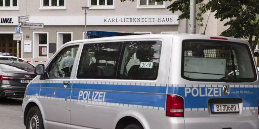 Ein Streifenwagen steht vor dem Karl-Liebknecht-Haus, der Parteizentrale der Linken. Das Gebäude ist wegen einer Bombendrohung geräumt worden. Foto: Paul Zinken