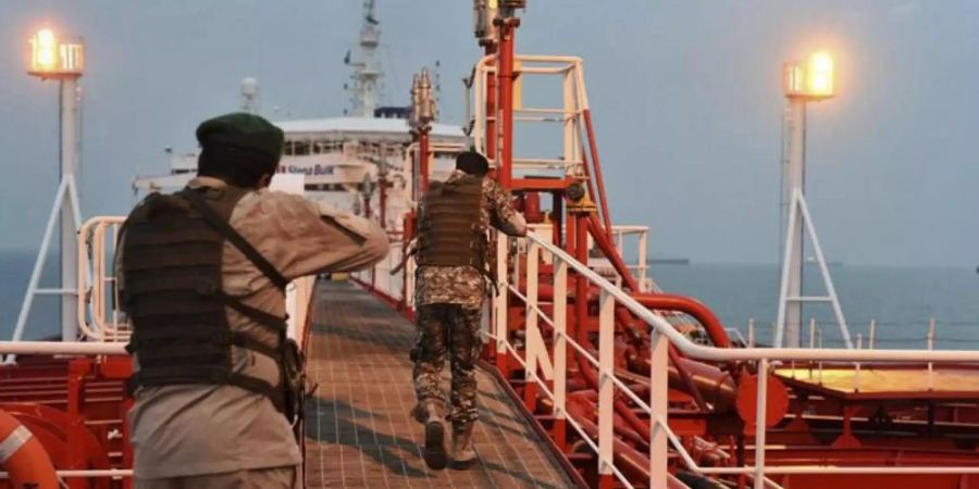 Zwei bewaffnete Soldaten der iranischen Revolutionsgarde entern den Öltanker «Stena Impero». Foto: Morteza Akhoondi/Mehr News Agency/AP