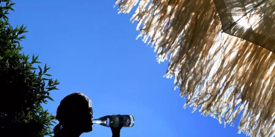 Bei Hitze gilt: viel trinken und im Schatten bleiben. Foto: Karl-Josef Hildenbrand