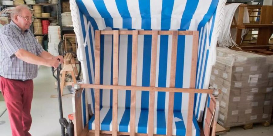 Mathias Fromholz, Geschäftsführer der Strandkorbfabrik GmbH Heringsdorf, verschickt die in traditioneller Handarbeit gefertigten Strandkörbe nicht nur an Kunden in Deutschland. Foto: Stefan Sauer
