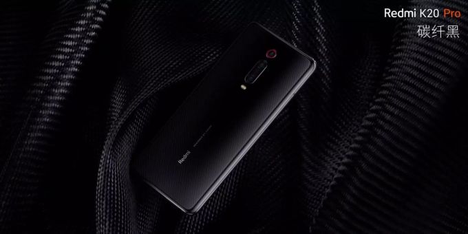 Das Redmi K20 in schwarz auf einer schwarzen Jacke. Xiaomi Redmi K20
