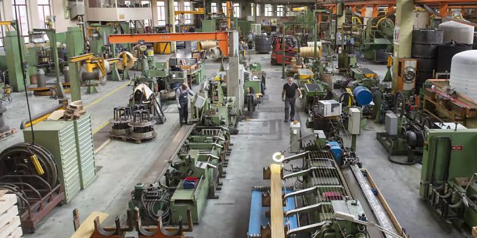 Der neue Frühindikator der KOF deutet auf eine schleppende Entwicklung der Schweizer Wirtschaft hin. Auch die Industrie steht unter Druck. (Archivbild) Der neue Frühindikator der KOF deutet auf eine schleppende Entwicklung der Schweizer Wirtschaft hin. Auch die Industrie steht unter Druck. (Archivbild)