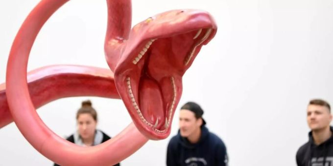 «Wut in Bewegung» nennt die chinesische Künstlerin Xiang Jing ihre in den Räumen der NordArt stehende Plastik. Foto: Carsten Rehder «Wut in Bewegung» nennt die chinesische Künstlerin Xiang Jing ihre in den Räumen der NordArt stehende Plastik. Foto: Carsten Rehder