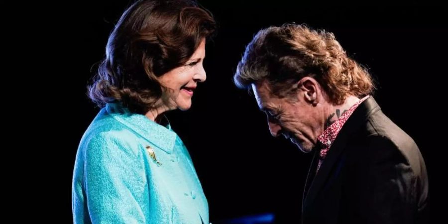 Königin Silvia von Schweden bedankt sich im Musiktheater Rex beim Laudator Peter Maffay. Foto: Uwe Anspach/dpa Pool
