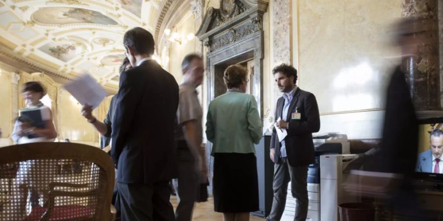 Die Politik spielt sich in den Augen vieler ausserhalb der Ratssäle ab. Der Ständerat will deshalb neue Transparenzregeln für Lobbyisten im Bundeshaus schaffen. (Archivbild)