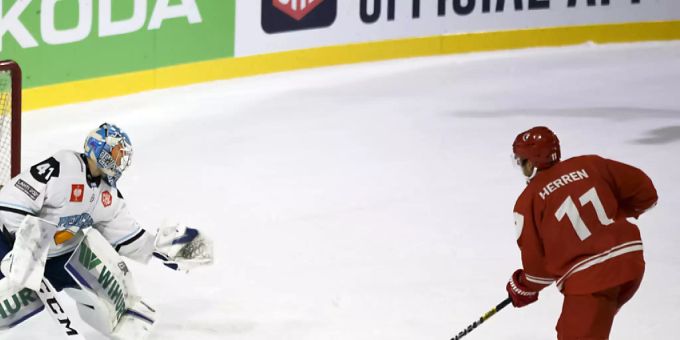 Yannick Herren (rechts) schiesst zwei Tore im Penaltyschiessen und eines innerhalb der regulären Spielzeit des Champions-League-Spiels von Lausanne gegen die Lahti Pelicans Yannick Herren (rechts) schiesst zwei Tore im Penaltyschiessen und eines innerhalb der regulären Spielzeit des Champions-League-Spiels von Lausanne gegen die Lahti Pelicans