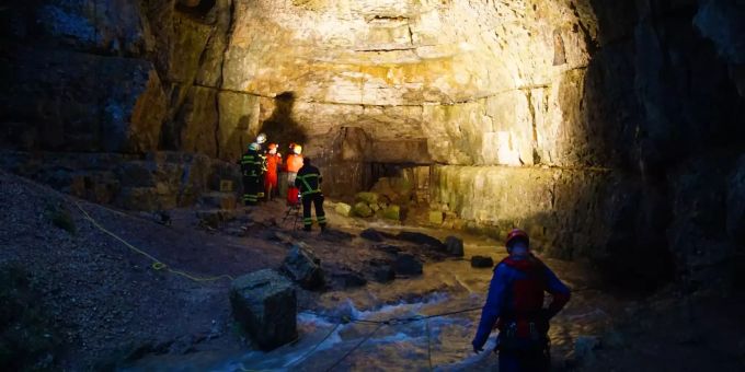 Rund 80 Einsatzkräfte von Feuerwehr, Rettungsdienst und Höhlenrettung sind vor Ort. Höhle Grabenstetten Rettung