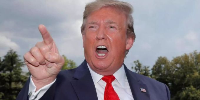US-Präsident Donald Trump gestikuliert während einer Rede. Donald Trump Apple