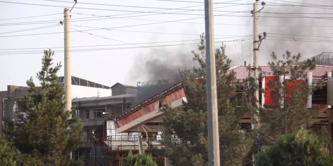 Schwarzer Rauch steigt über die Dächer auf, nachdem es eine Explosion gegeben haben soll. Afghanistan, Kabul: