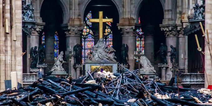 Die Trümmerteile in Notre Dame. Notre Dame