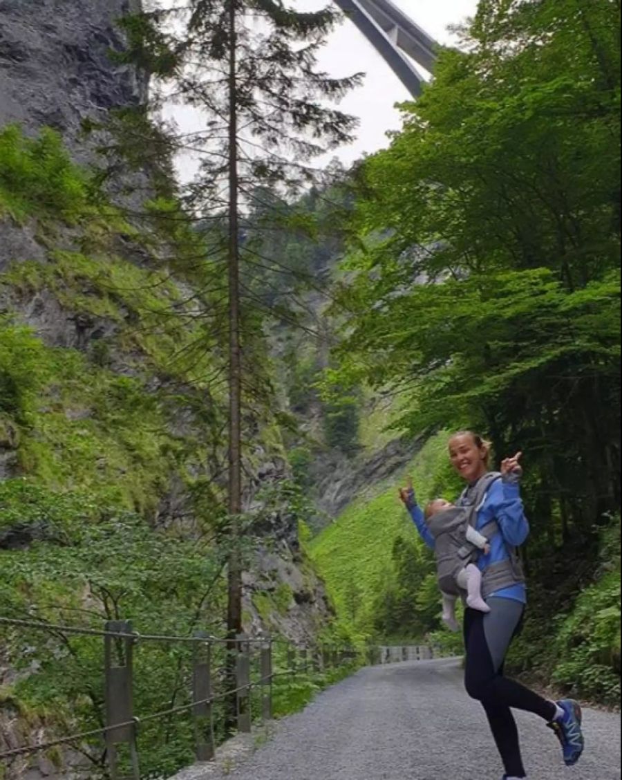 Das Outdoor-Baby von Martina Hingis darf auf den Wanderungen des Ex-Tennisprofis nicht fehlen.