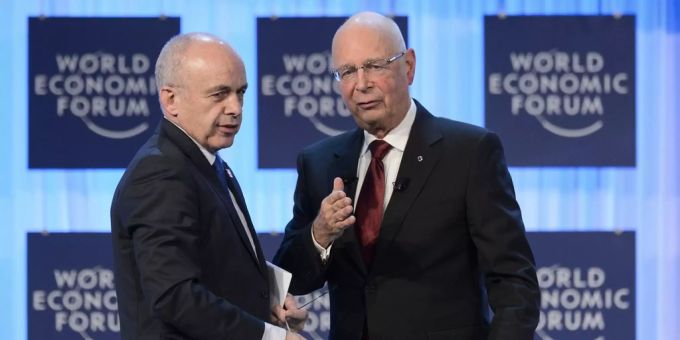Ueli Maurer (links) will Klaus Schwab (rechts) für seinen Einsatz um das Weltwirtschaftsforum ehren. Weltwirtschaftsforum