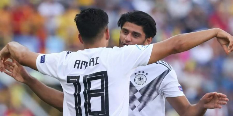 Deutschland - Rumänien: Nadiem Amiri (l) jubelt mit Mahmoud Dahoud nach seinem Tor. Foto: Cezaro De Luca