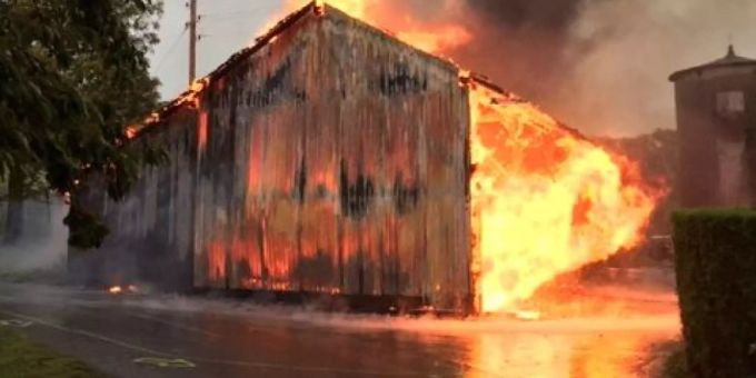 Eine Scheune ist in Luins durch einen Brand zerstört worden. Möglicherweise entstand das Feuer durch einen Blitzschlag. Eine Scheune ist in Luins durch einen Brand zerstört worden. Möglicherweise entstand das Feuer durch einen Blitzschlag.