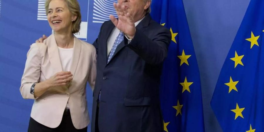 Ursula von der Leyen wird von Jean-Claude Juncker in der EU-Zentrale in Brüssel begrüsst. Foto: Virginia Mayo/AP