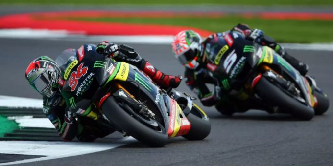 Jonas Folger ( Nummer 94) vor dem Schweizer Johann Zarco im Jahr 2017. Jonas Folger
