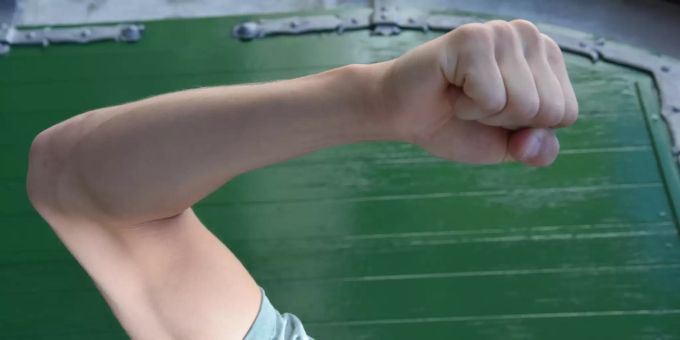Dieses Symbolbild zeigt eine zur Faust geballte Hand kurz vor dem Zuschlagen. Raufhandel