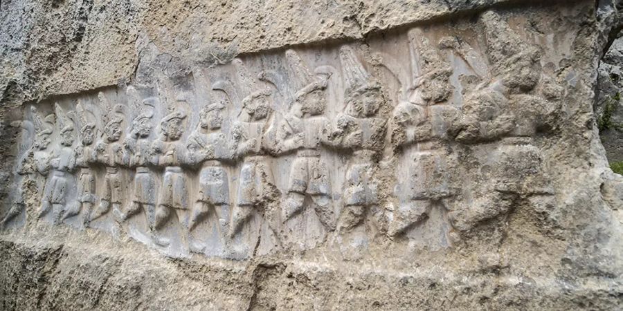 Dieses Relief stellt zwölf identische, männlicher Gottheiten dar. Bild: Luwian Studies