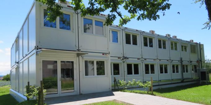 Für die Bauzeit von knapp einem Jahr zieht die HPS in das nahegelegene Schulraumprovisorium hinter der Mittelschule