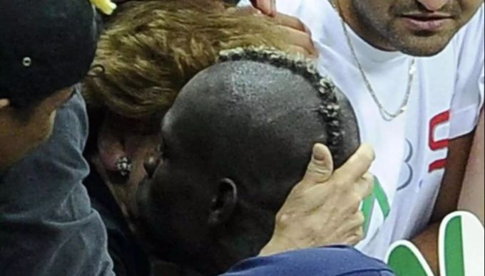 Mario Balotelli herzt seine Mutter an der EM 2012. Mario Balotelli
