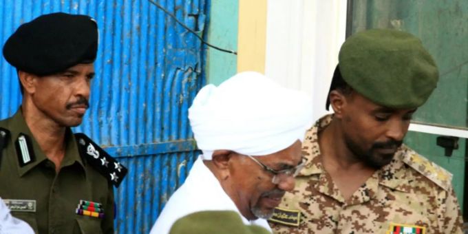 Al-Baschir Mitte Juni bei seinem Termin bei der Staatsanwaltschaft Al-Baschir Mitte Juni bei seinem Termin bei der Staatsanwaltschaft
