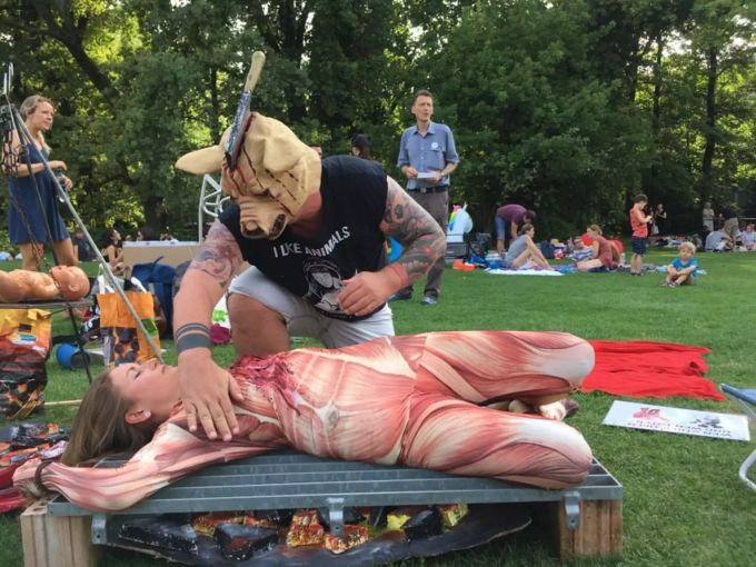 Hier wird ein Mensch gegrillt.