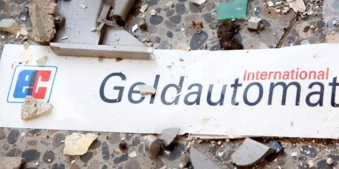 Splitter und ein Schild mit der Aufschrift «Geldautomat» liegen auf dem Fussboden vor einem gesprengten Geldautomaten (Archiv). Foto: Patrick Pleul/ZB